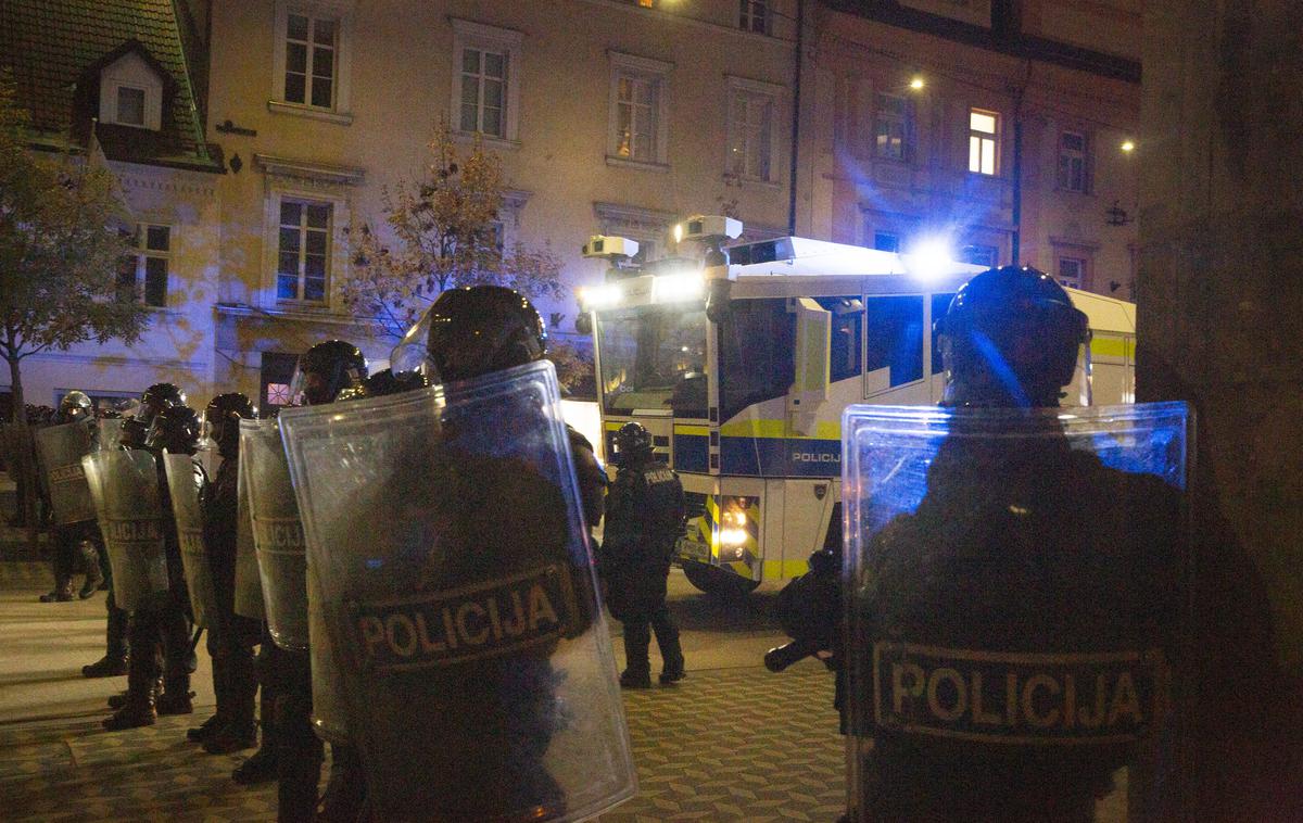 Nasilni protesti v Ljubljani, 5. november 2020. Ivan Gale vodni top | Foto Bojan Puhek