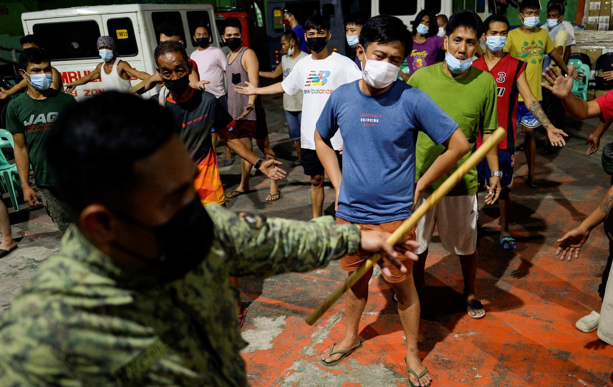 Filipini | Na Filipinih policija kršitelje ukrepov za zajezitev koronavirusa kaznuje tudi z izvajanjem športnih vaj. | Foto Reuters