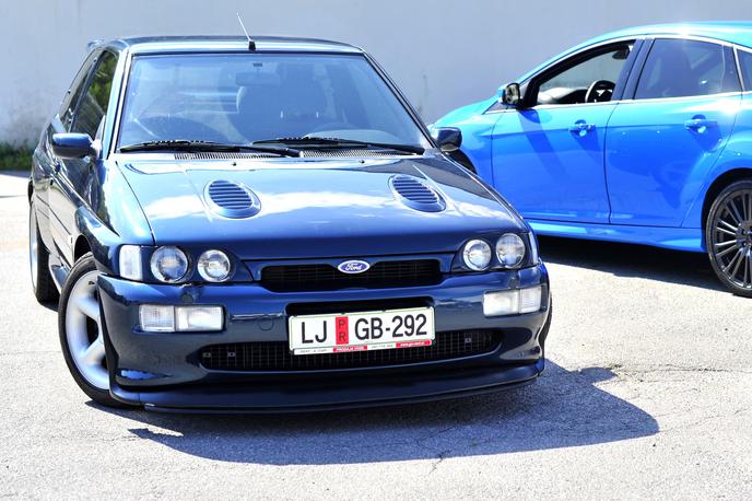 Ford focus RS escort cosworth | Ford je nekoč izdelal pet tisoč štirikolesno gnanih escortov v različici RS cosworth. Bili so osnova za homologacijo dirkalnika skupine A v začetku devetdesetih let. Serijski primerki takih avtomobilov so danes zelo redki, v Sloveniji jih je manj kot deset. Mnogi navdušenci jih hranijo in tudi obnavljajo, do sestavnih delov pa je težko priti.  | Foto Gregor Pavšič