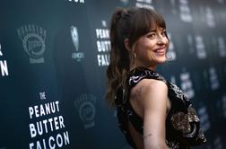 Svet žaluje: Dakota Johnson si je popravila svoj prepoznavni nasmeh #video