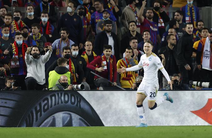 Napoli je na gostovanju v Barceloni popeljal v vodstvo Poljak Piotr Zielinski. | Foto: Reuters