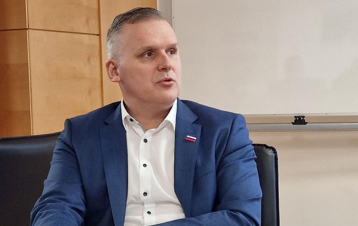 Bojan Kumer, minister za infrastrukturo (16:9) | "Z uredbo smo pokrili 99 odstotkov in zamejili najvišjo dovoljeno ceno, pod tem računamo na tržni boj, ki bi znižal ceno," je dejal minister za infrastrukturo Bojan Kumer. | Foto Srdjan Cvjetović