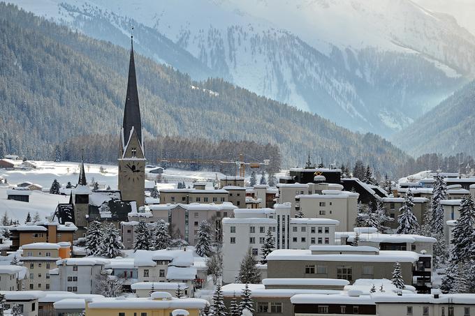 Švicarji služijo denar tudi s turizmom. Donosna podpanoga je tudi kongresni turizem. Eden od znanih turističnih krajev je Davos, ki vsako leto gosti Svetovni gospodarski forum. Davos ima bogato kulturno zgodovino. V to mesto je postavljeno dogajanje v znanem romanu Čarobna gora, ki ga je napisal nemški pisatelj Thomas Mann. Škotski pisatelj Robert Louis Stevenson pa je v Davosu napisal sedem zadnjih poglavij romana Otok zakladov.  | Foto: Getty Images