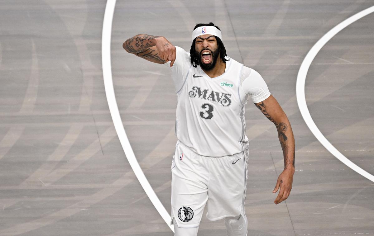 Dallas Mavericks Anthony Davis | Strašni Anthony Davis je na prvi tekmi za Dallas Mavericks že v prvem polčasu dosegel dvojni dvojček, se je pa v drugem polčasu poškodoval. | Foto Reuters