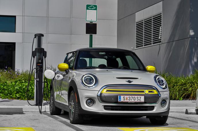 Mini cooper SE | Mini je postal tudi električen - pogonsko tehniko mu je posodil BMW i3S, baterijo z 32,6 kilovatne ure pa so izdelali sami. | Foto Mini