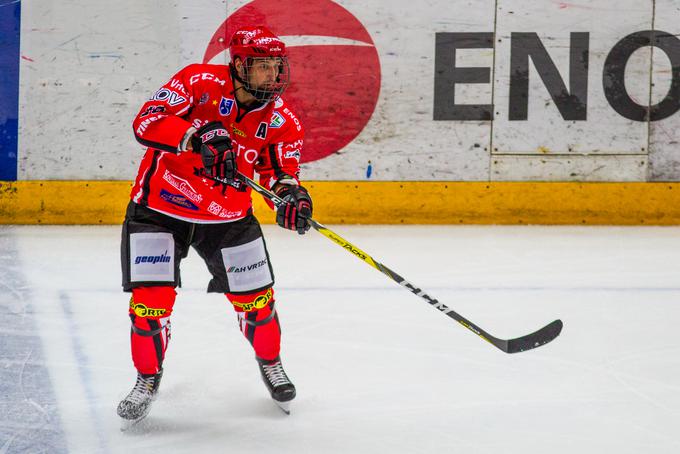 Aleš Kranjc se je po poškodbi vrnil v tekmovalni ritem. Obraz mu je varovala zaščitna mrežica, kot pravi, je to edina stvar, ki mu je med sobotno tekmo malce otežila igranje. | Foto: HDD Jesenice, Drago Cvetanovič