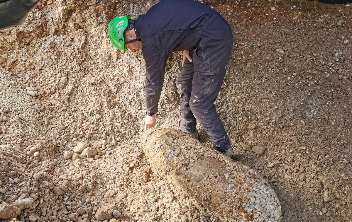 Bomba, Nova Gorica | Gre za ameriško letalsko bombo z enim mehanskim vžigalnikom, ki je v dobrem stanju. | Foto Ervin Čurlič/Civilna zaščita za Severno Primorsko