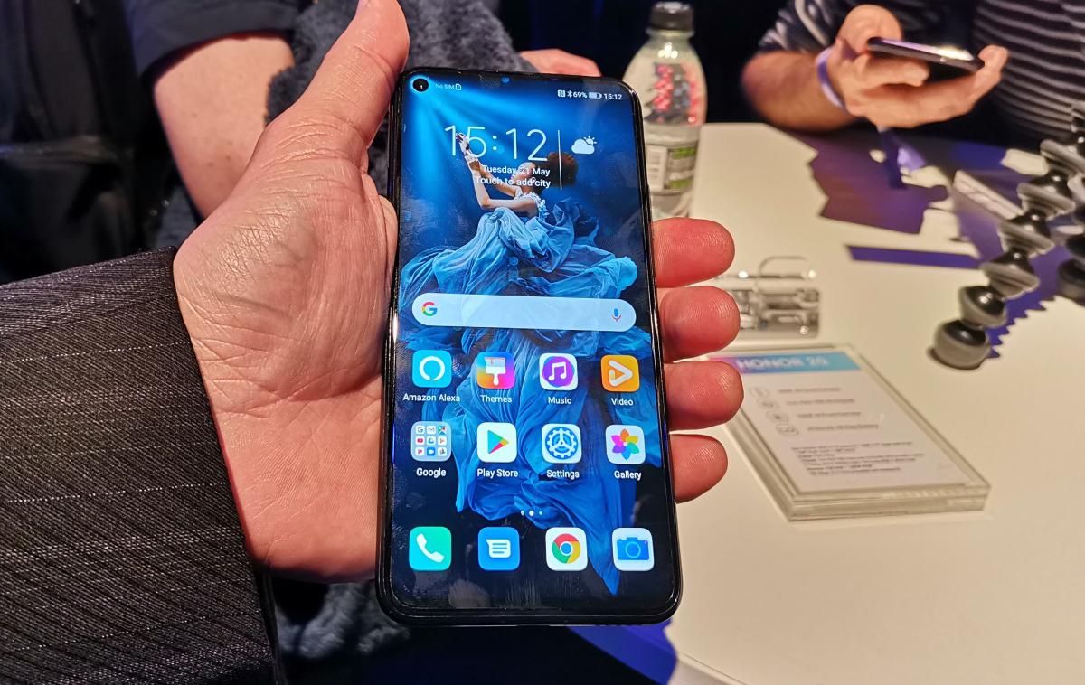 Honor 20 Pro | Pametni telefon Honor 20 Pro ima naložen operacijski sistem Android 9.0, a ker novinarji po predstavitvi niso prejeli preizkusnih modelov, so se pojavile špekulacije, ali bo to različico Androida imel tudi Honor 20, za katerega trenutno še ni znano, kdaj prihaja na prodajne police. | Foto Matic Tomšič