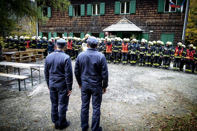 V požarni vaji je sodelovalo 85 gasilk in gasilcev iz vseh devetih Prostovoljnih gasilskih društev (PGD) v GZ Tržič, dveh PGD iz GZ Naklo, po enega PGD iz GZ Radovljica in GZ Mestne občine Kranj ter Gasilska reševalna služba Kranj z avtocisterno. Pred vajo je bil na Domu pod Storžičem (PD Tržič) posvet za gospodarje o požarni varnosti v planinskih kočah. | Foto: Ana Kovač