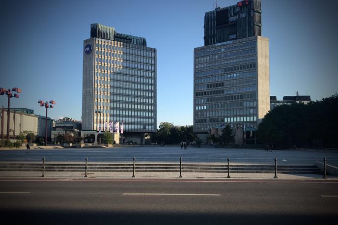 Trg republike brez ograj protesti | Trg republike v Ljubljani naj bi bil v soboto eno od prizorišč protestov proti trenutni "situaciji". Protestniki, ki pozivajo k sobotnim shodom, ti bodo potekali v več mestih po državi, odločno nasprotujejo ukrepom za zajezitev širjenja koronavirusa. | Foto Ana Kovač