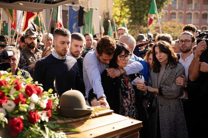 Matilde Lorenzi pogreb | Družina pokojne smučarke Matilde Lorenzi je zagnala kampanjo za večjo varnost v smučanju. Letake na to temo so delili tudi na pogrebu obetavne Italijanke.  | Foto Reuters