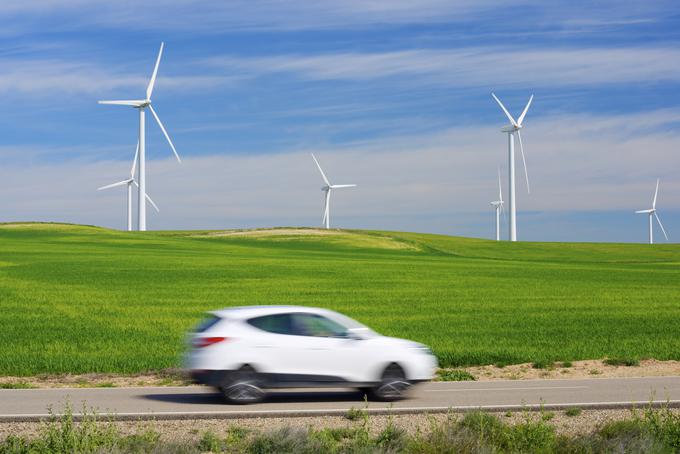 Poleg sonca je pomemben del obnovljivih električnih virov tudi veter. | Foto: 