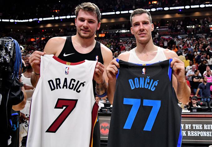 Luka Dončić je prejel močan udarec v koleno in stegensko mišico na četrtkovem spektaklu v Miamiju. Goran Dragić bo naslednjič v ligi NBA na delu v noči na torek v Bostonu, isti večer pa bo Dallas gostil Philadelphio. | Foto: Reuters