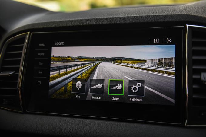Širok digitalni zaslon na sredinski konzoli, izbira voznih načinov. | Foto: Gašper Pirman