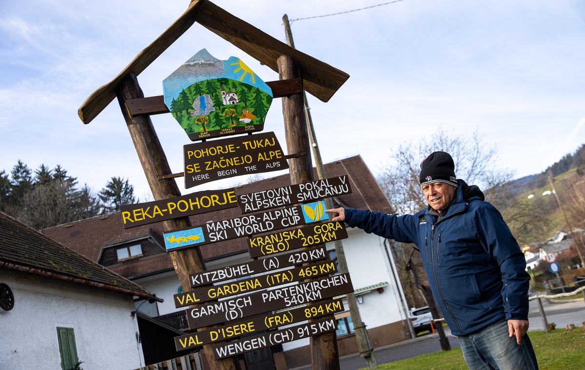 Andrej Rečnik vodja prog na Zlati Lisici | Andrej Rečnik pred domačo hišo ponosno pokaže tablo, ki nas usmeri na progo za Zlato Lisico. | Foto Matic Klanšek Velej/Sportida