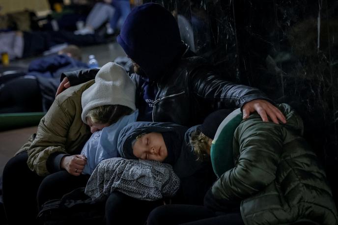 Ruski napad na Ukrajino | V času ruskih napadov na Ukrajino so se številni prebivalci zatekli na podzemne postaje. | Foto Reuters