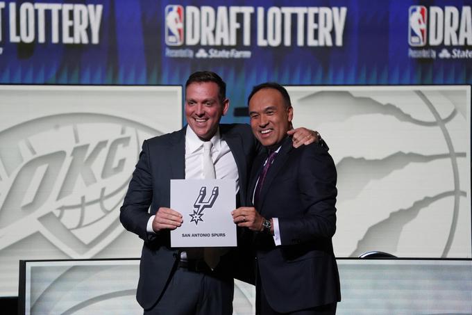 Predsednik Spurs Peter J. Holt in namestnik komisarja lige NBA Mark Tatum | Foto: Reuters