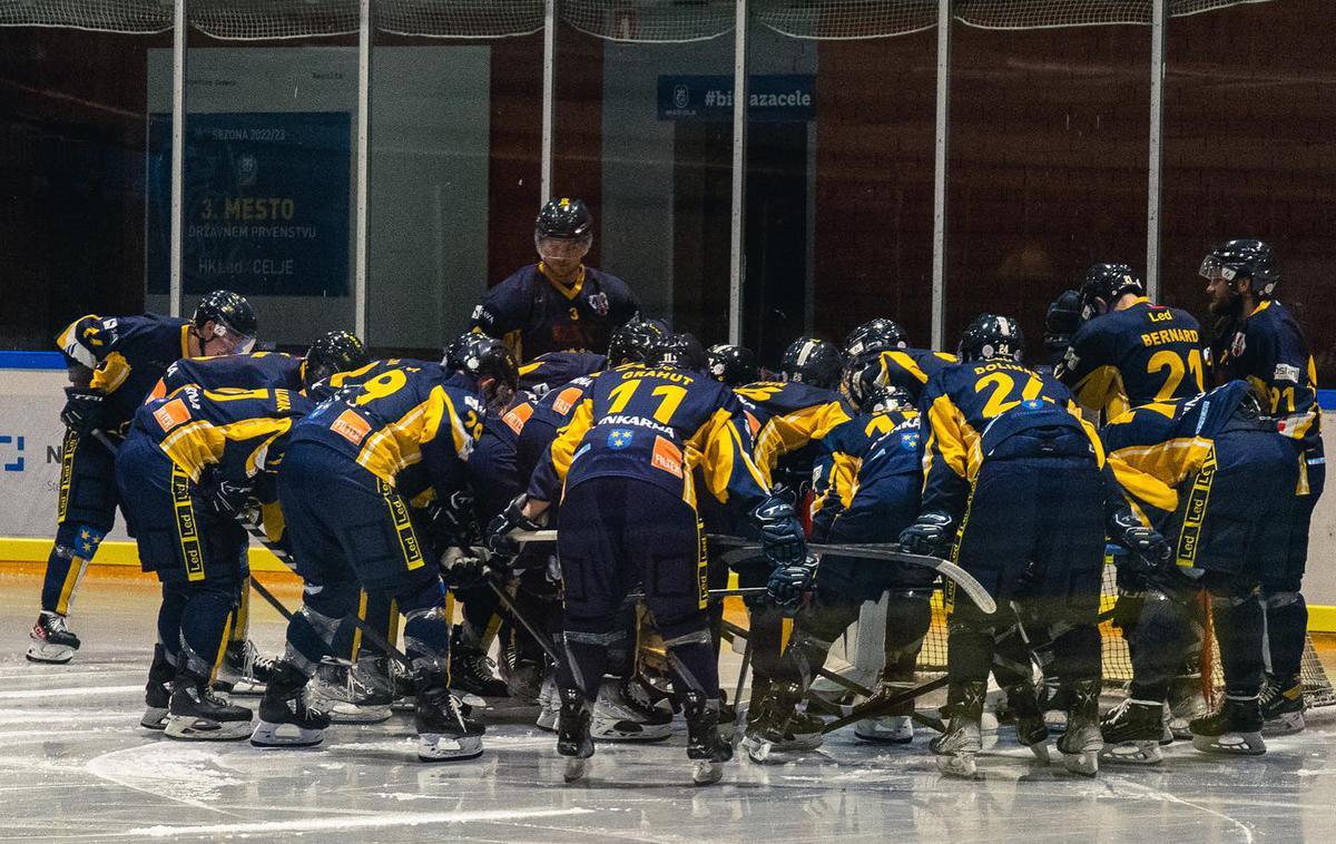 HK RST-Pellet Celje | Celjani so s 4:2 premagali Založane in skočili na drugo mesto državnega prvenstva. Predvidena je bila tudi tekma med vodilnimi Jeseničani in Triglavani, a je prestavljena.  | Foto Peter Ocvirk/Facebook HK RST-Pellet Celje