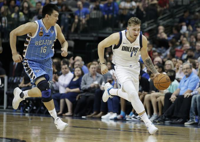 19-letnik je že na prvi pripravljalni tekmi lige NBA ponudil kar nekaj atraktivnih potez. | Foto: Reuters