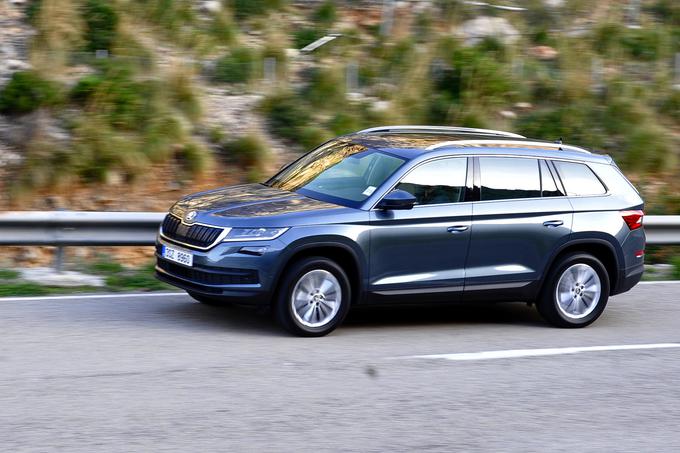 Kodiaq je velik in markanten ter lepo oblikovan avtomobil. S svojimi 4,7 metra dolžine je 16 centimetrov krajši od superba in 4 centimetre daljši od octavie. Njegova medosna razdalja meri 2,791 metra, kar se pozna na udobju potniške kabine. | Foto: Jure Gregorčič