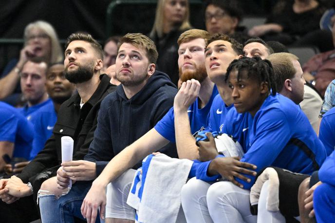 Luka Dončić Dallas Houston | Luka Dončić je na klopi spremljal zelo skromen strelski večer soigralcev. | Foto Reuters