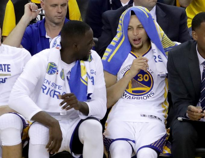 Stephen Curry je zaradi osebnih napak večino zadnjega dela tekme spremljal s klopi. | Foto: 