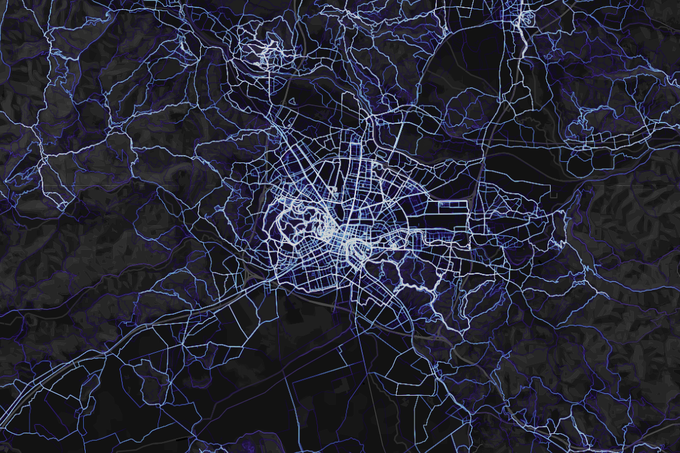 Ena najbolj prepoznavnih funkcij aplikacije in platforme Strava: zemljevid, ki prikazuje, kje se njeni uporabniki rekreirajo najpogosteje. Svetlejše črte pomenijo večjo priljubljenost trase, temnejše črte pa manjšo obljudenost. Tole je sicer zemljevid Ljubljane z okolico. | Foto: Matic Tomšič / Posnetek zaslona