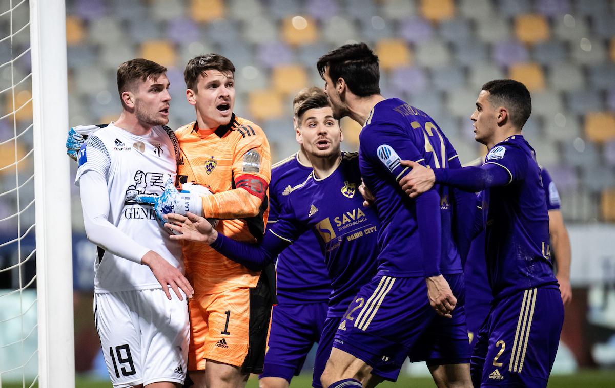 Maribor Mura | Ob koncu prvega polčasa se je zaiskrilo med Nardinom Mulahusejnovićem in Nemanjo Mitrovićem. Oba sta prejela rumeni karton. | Foto Blaž Weindorfer/Sportida