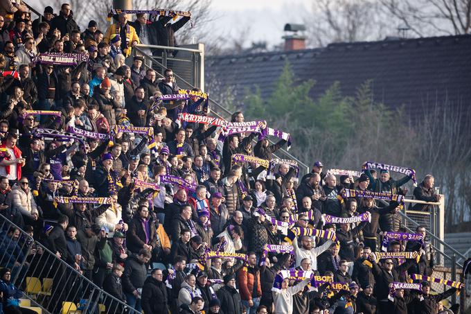 Številni navijači Maribora v Celju. | Foto: Jure Banfi