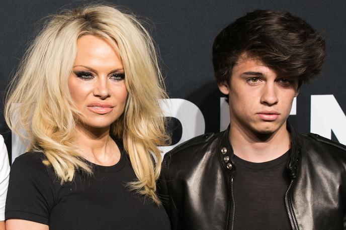 pamela anderson, dylan lee | Foto Cover Image