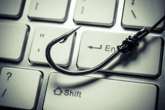 Pogost neposreden prevod angleškega izraza za lažno predstavljanje "phishing" je (spletno) ribarjenje, saj res spominja nanj. Goljufi navidezni trnek namreč mečejo z pošiljanjem ogromnega števila lažnih e-poštnih sporočil naključnim uporabnikom in nato čakajo tiste, ki se na trnek ujamejo s tem, da jim nevede pošljejo vse svoje osebne podatke.  | Foto: Thinkstock