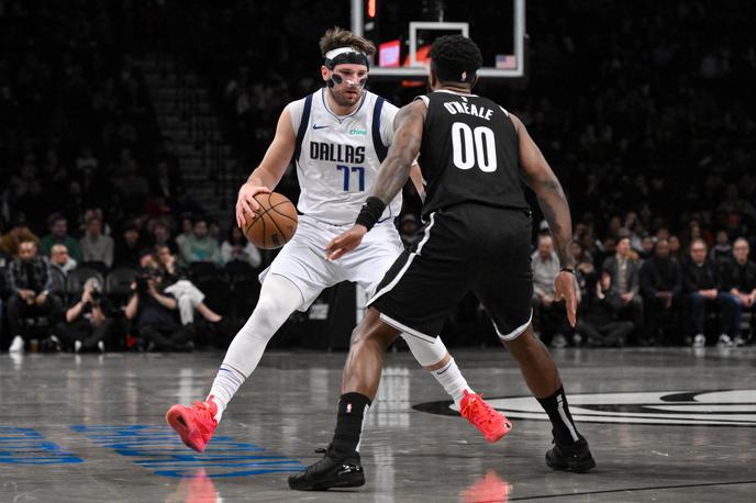 Luka Dončić | Slovenski košarkar je srečanje začel z zaščitno masko, ki mu je povzročala nemalo težav, zato je v nadaljevanju igral brez nje. | Foto Reuters