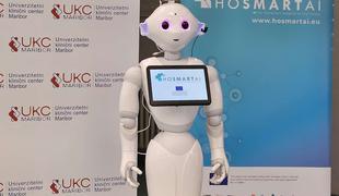 V UKC Maribor pacientom pomaga robotka Frida #video