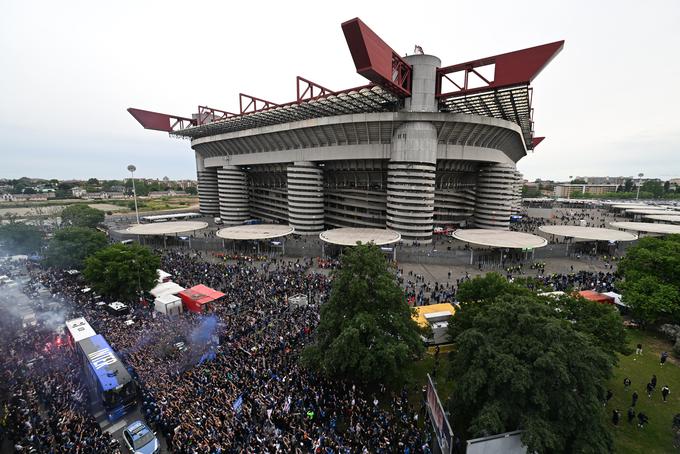 Navijači Interja ob prihodu svojih ljubljencev na San Siro | Foto: Reuters