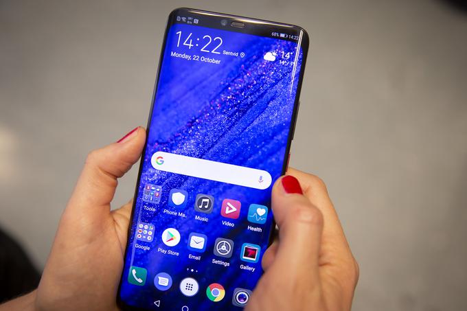 Huawei je omogočil brezžično polnjenje za svojega najnovejšega paradnega konja, ki kot prvi pametni telefon na svetu zmore tudi podariti nekaj svoje moči drugim napravam, ki se lahko polnijo brezžično.  | Foto: Bojan Puhek