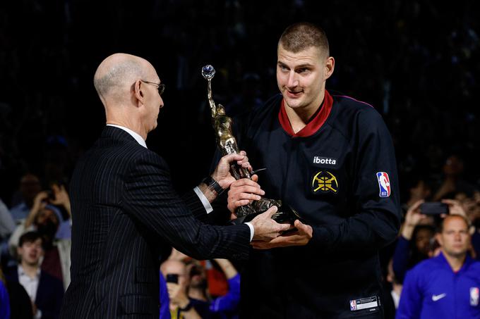 Komisar lige NBA Adam Silver je pred začetkom pete tekme konferenčnega polfinala med Denverjem in Minnesoto Nikoli Jokiću izročil priznanje za MVP-igralca rednega dela sezone. Srbski as ga je prejel že tretjič v zadnjih štirih sezonah. | Foto: Reuters