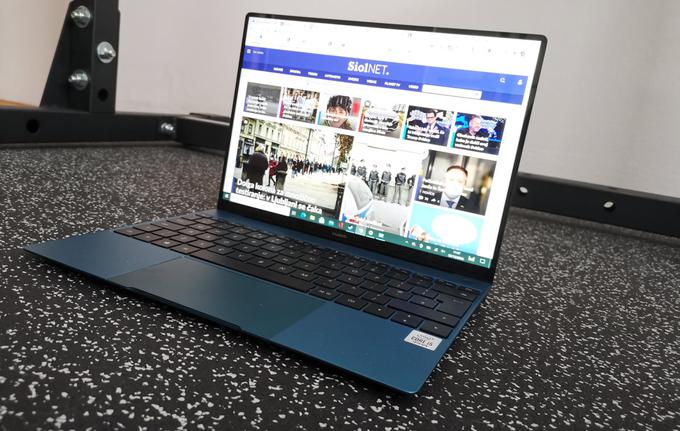 Zaslon prenosnega računalnika Huawei MateBook X 13 je lahko izredno svetel in je ob običajnem delu odličen, tudi odzivnost na uporabnikove dotike je večino časa zelo dobra. Težava, če ji lahko tako rečemo, se pojavi med gledanjem videoposnetkov. Razmerje slike 3:2 je neobičajno in pri večini videoposnetkov na YouTubu ali pri filmih, posnetih v razmerju 16:9, bomo zgoraj in spodaj gledali črna robova.  | Foto: Matic Tomšič