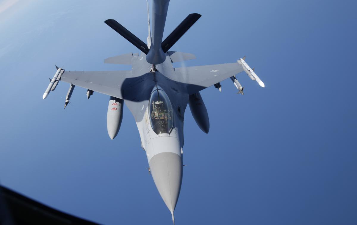 Leteči tanker boeing KC-135 stratotanker in F-16 ter F-22 | Foto Reuters