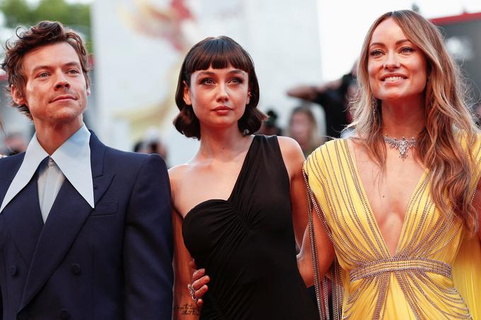 Harry Styles, Sydney Chandler, ki prav tako igra v filmu, in Olivia Wilde na rdeči preprogi 79. Beneškega filmskega festivala | Foto: Reuters