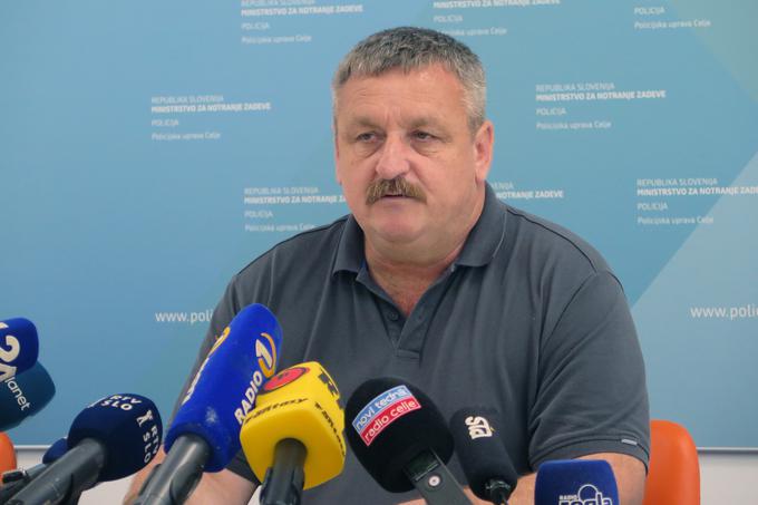 Vodja oddelka za splošno kriminaliteto na celjski policijski upravi Milan Vogrinec je danes pojasnil, da je policija moškemu dan pred tragičnim dogodkom izrekla prepoved približevanje partnerki in hčerki, medtem ko pogoji za privedbo k preiskovalnemu sodniku niso bili podani. | Foto: STA ,