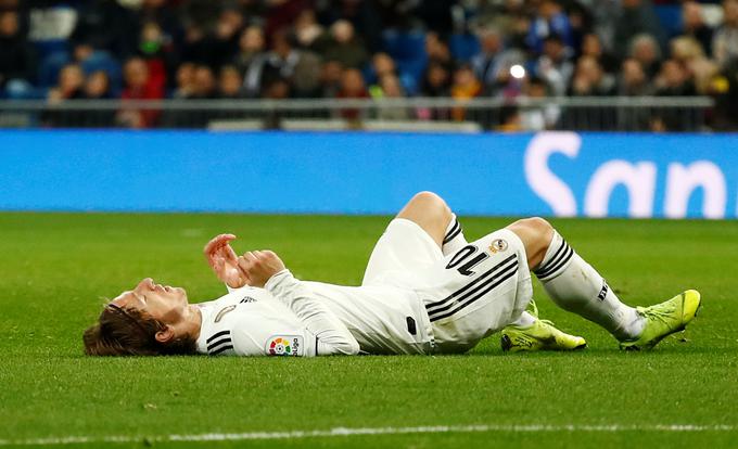 Luka Modrić je od sodnika pričakoval, da bo odločitev o najstrožji kazni preveril prek sistema VAR. | Foto: Reuters