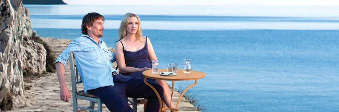 Ethan Hawke in Julie Delpy v tretjem poglavju ene največjih ljubezenskih zgodb ameriškega neodvisnega filma. Tokrat se Jesseju in Céline pridružimo na počitnicah v Grčiji. Še vedno filozofirata, se prepirata in drug drugega spravljata v smeh – a od njunega zadnjega srečanja se je kljub vsemu marsikaj spremenilo … | Foto: 