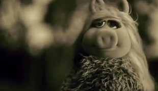 Miss Piggy za Kermitom žaluje s pomočjo Adele