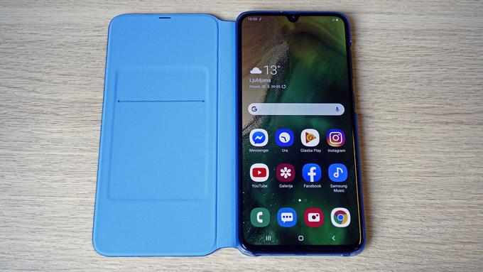 Samsung izdeluje tudi lasten ovitek za Galaxy A70. Ta je od zunaj narejen iz blaga, znotraj pa hrani prostor za kartice. | Foto: Peter Susič