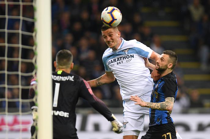 Samir Handanović Sergej Milinković Savić | Sergej Milinković Savić je v 13. minuti premagal Samirja Handanovića in Lazio popeljal v vodstvo z 1:0. | Foto Reuters