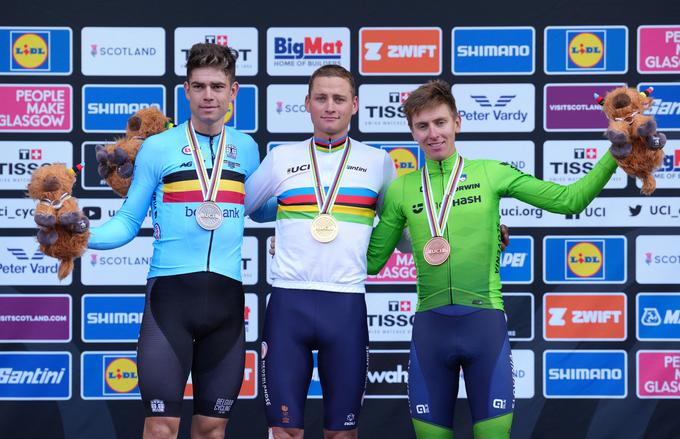 Zmagovalna trojka z nedeljske cestne dirke v Glasgowu: srebrni Wout Van Aert, svetovni prvak Van der Poel in bronasti Tadej Pogačar. | Foto: Reuters