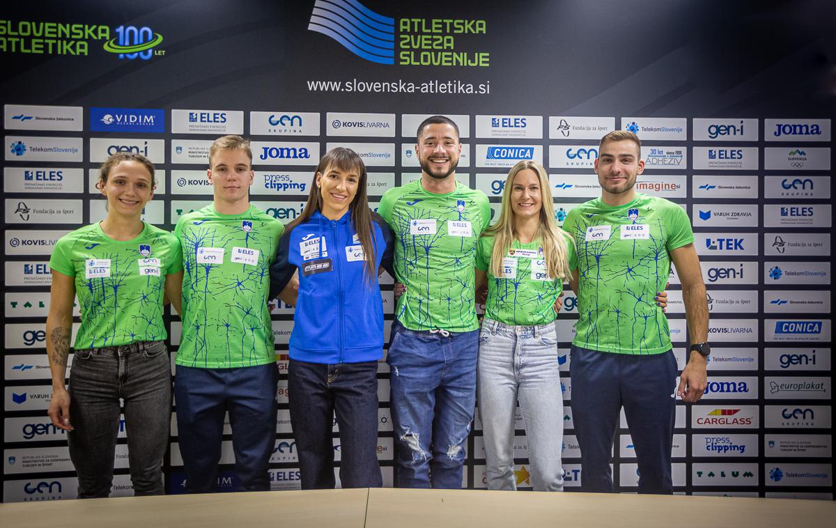 Slovenska atletska reprezentanca za dvoransko SP v Glasgowu | Slovenska atletska reprezentanca za dvoransko SP v Glasgowu (z leve): Nika Glojnarič, Anej Čurin Prapotnik, Lia Apostolovski, Filip Jakob Demšar, Neja Filipič in Rok Ferlan. | Foto Peter Kastelic/AZS