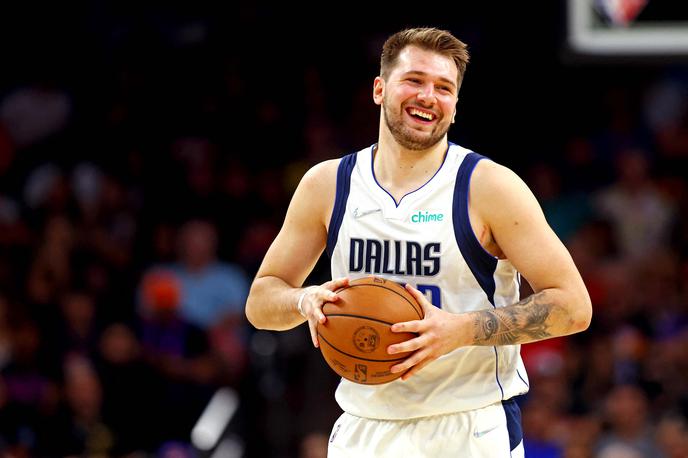 Luka Dončić | Luka Dončić se je praktično celotno tekmo proti Phoenix Suns smejal. Užival je v veliki predstavi in zmagi Dallas Mavericks s 123:90. | Foto Reuters