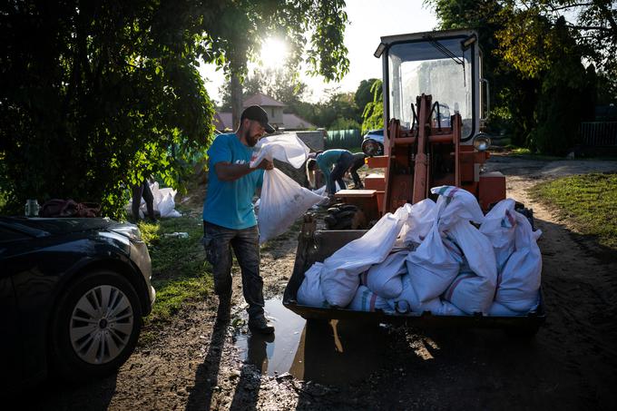 Priprave na obsežne poplave na Madžarskem.  | Foto: Reuters