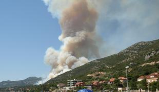 Požar na Pelješcu gasilo okoli sto gasilcev s štirimi kanaderji